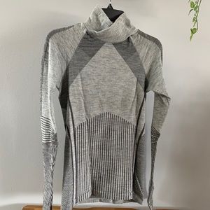 Athlete Sweater with thumb holes